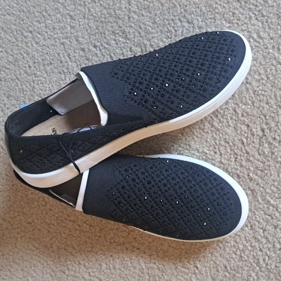 WHITE MOUNTAIN Shoes - WHITE MOUNTAIN BLING SNEAKERS. 9